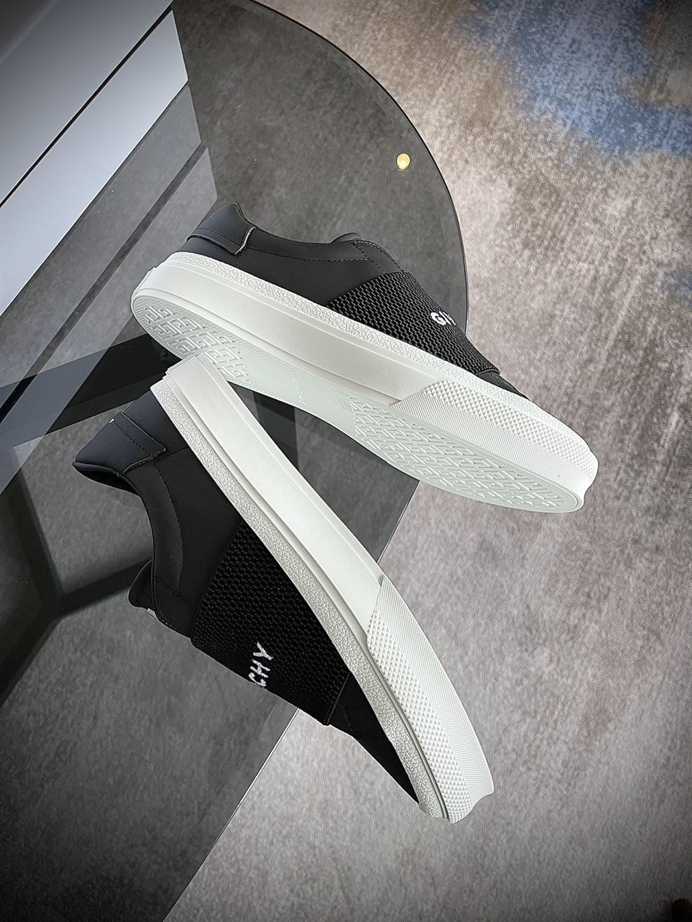 GIVENCHY SNEAKERS WITH ELASTIC BAND   GVC002