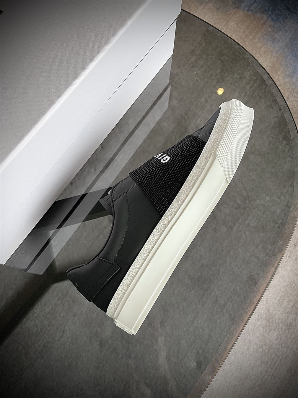 GIVENCHY SNEAKERS WITH ELASTIC BAND   GVC002