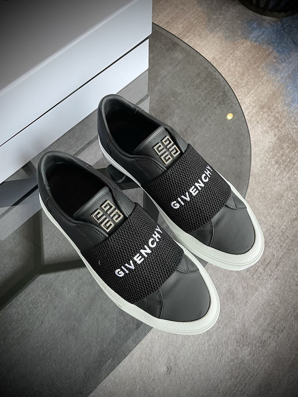 GIVENCHY SNEAKERS WITH ELASTIC BAND   GVC002
