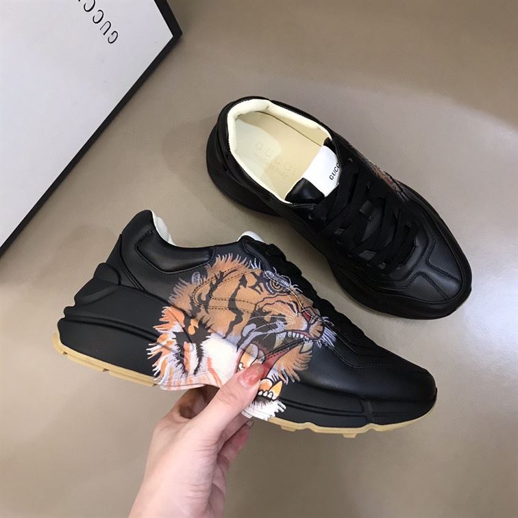 Gvc*1 RHYTON LEATHER SNEAKER WITH TIGER   GCC017