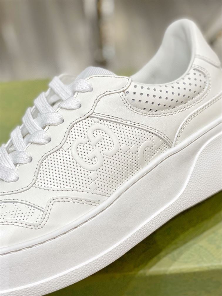 Gvc*1 MEN S GG EMBOSSED SNEAKER WHITE LEATHER   GCC005