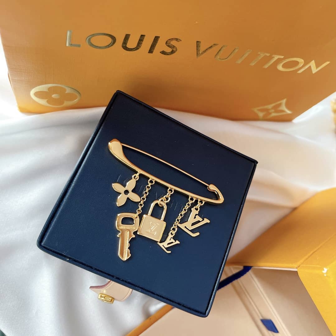 Wholesale L0vis Vvtt0n Logo Brooch