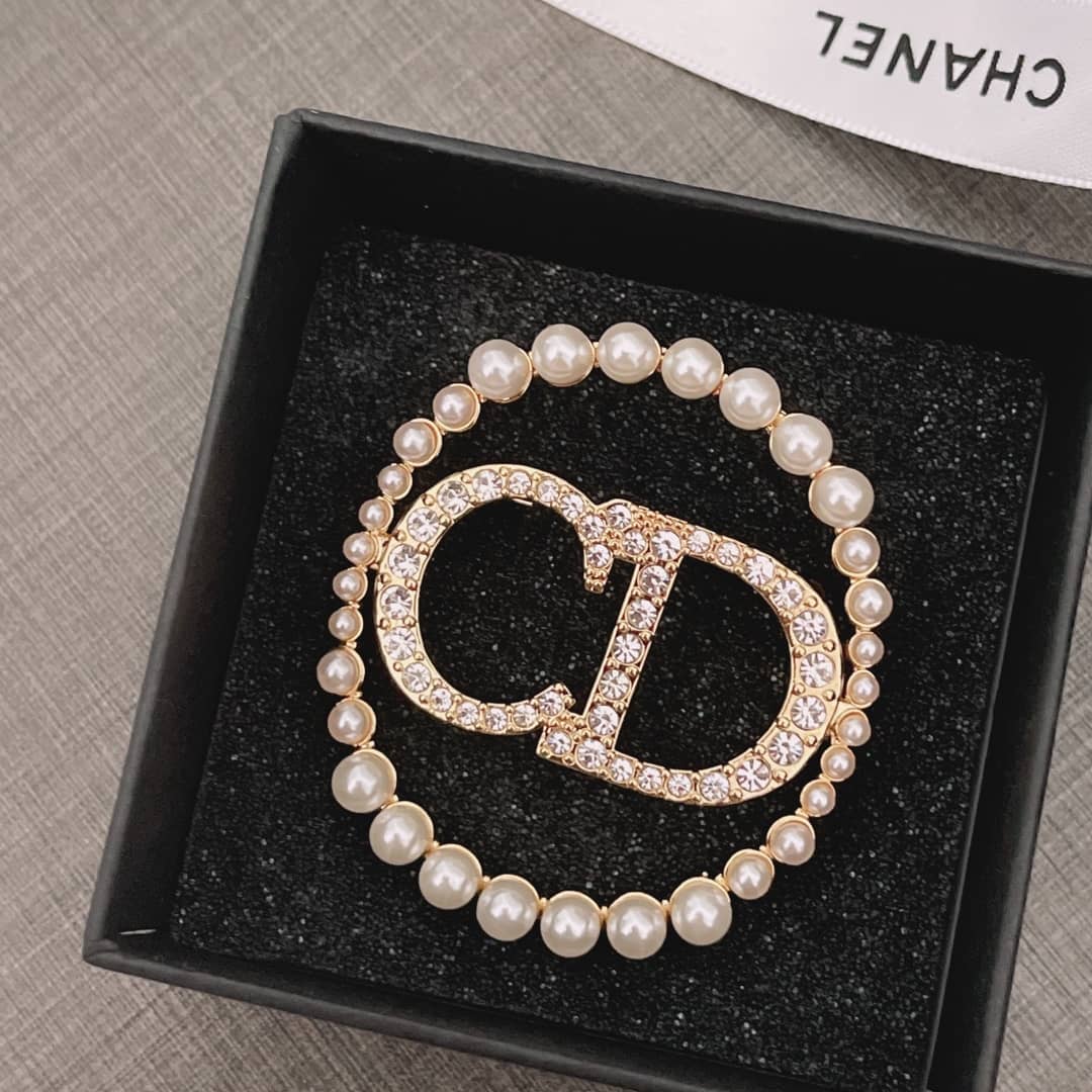 Best Chr1st1an D10r Classic Brooch