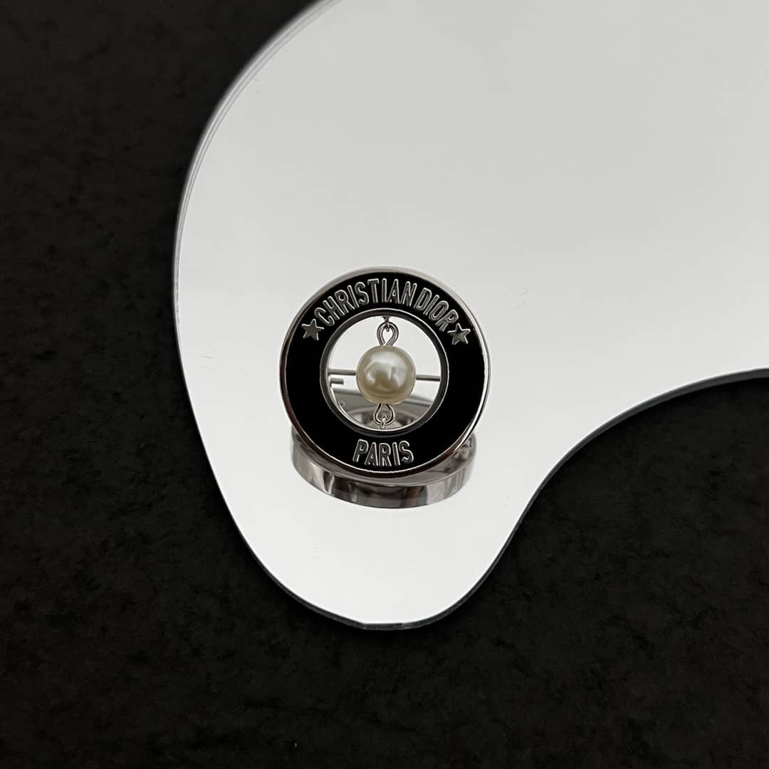 Chr1st1an D10r Brooch First Copy