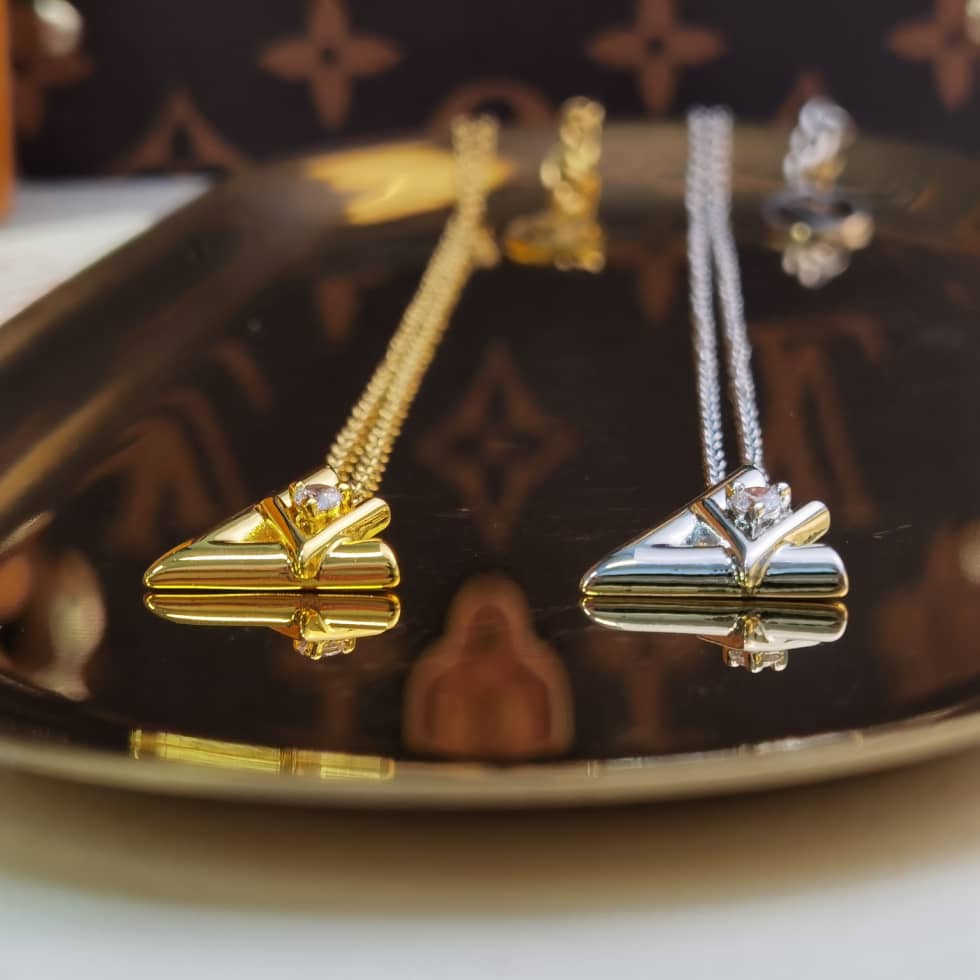 Wholesale L0vis Vvtt0n Logo Necklace