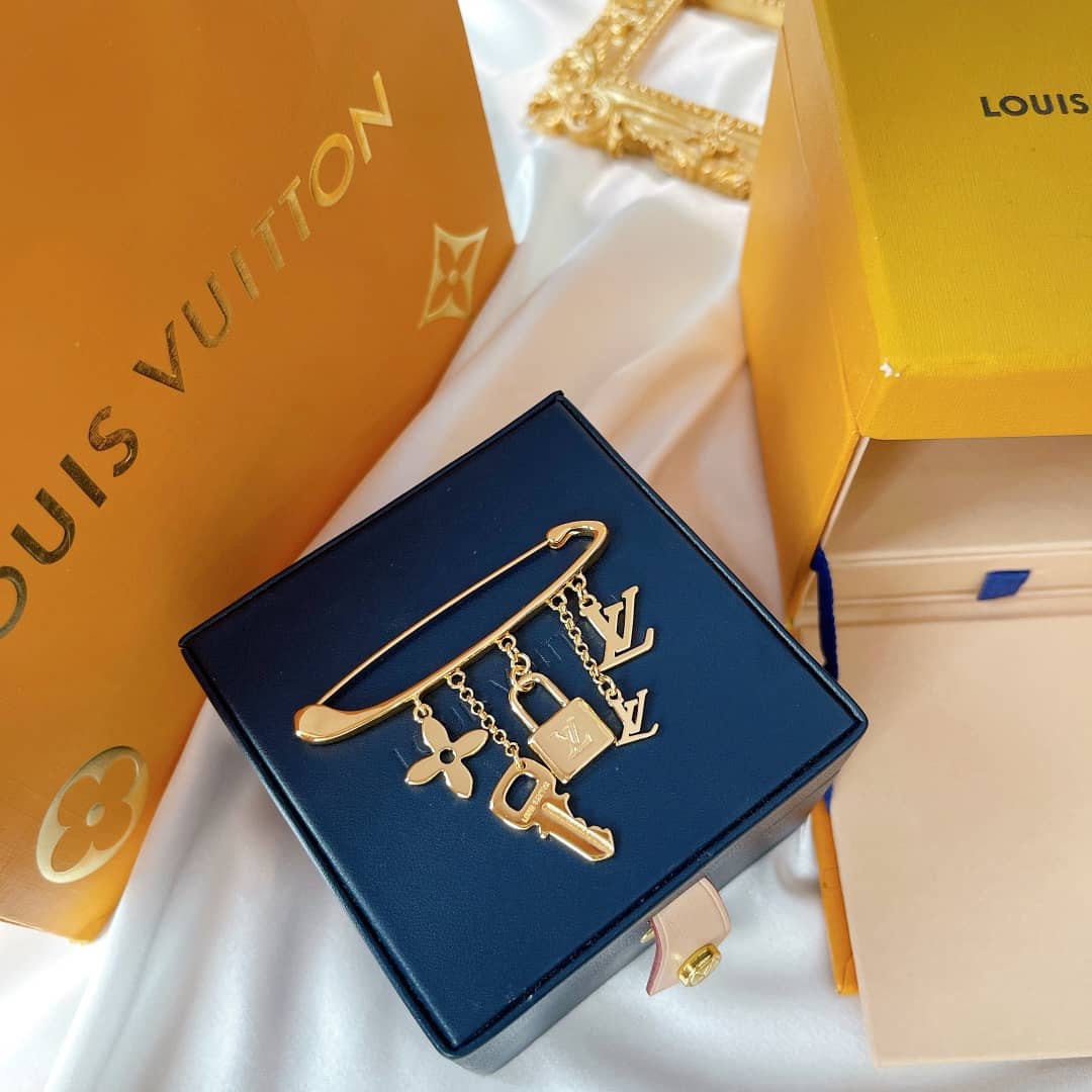 Wholesale L0vis Vvtt0n Logo Brooch