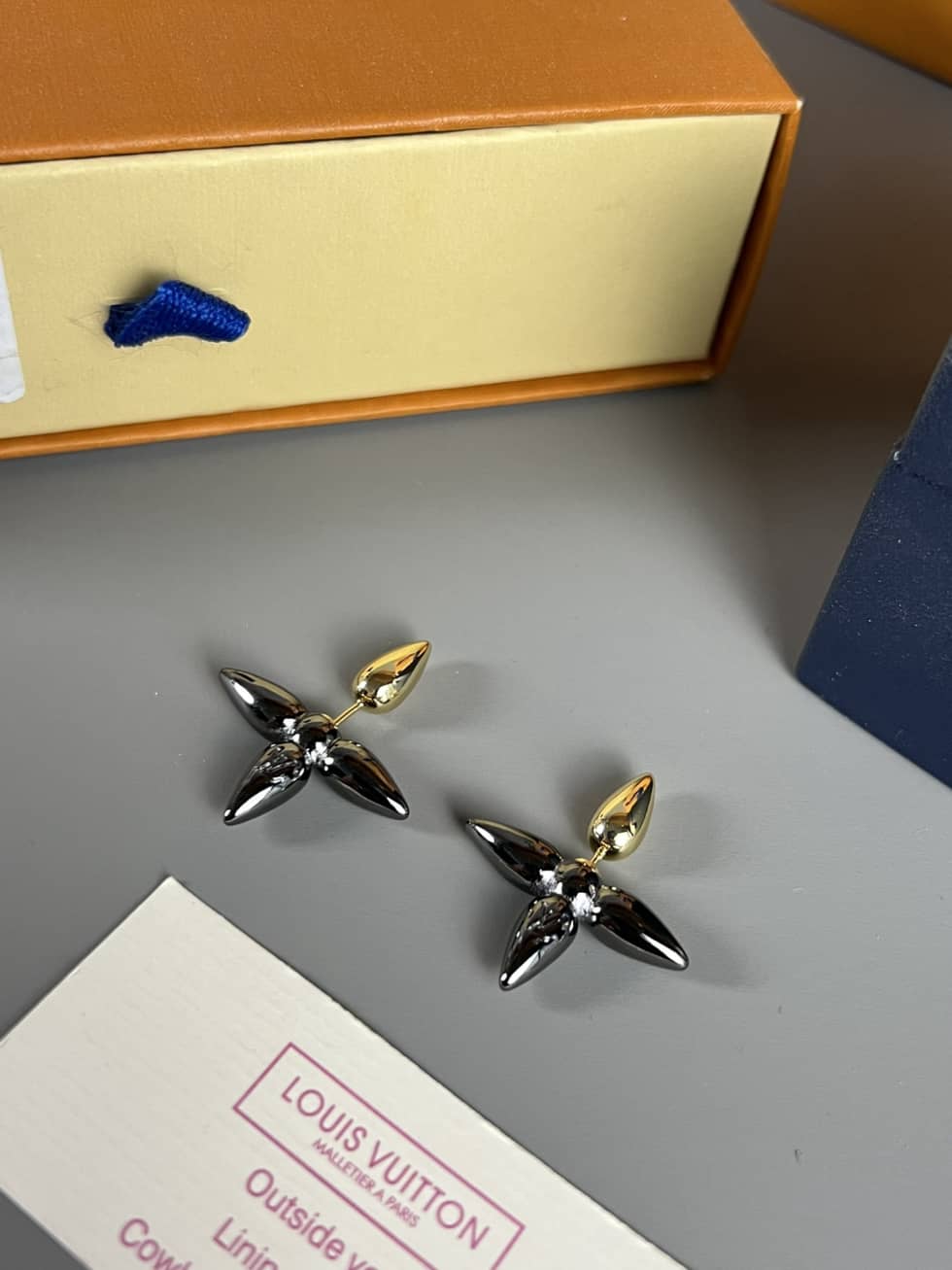 L0vis Vvtt0n Earring For Sale