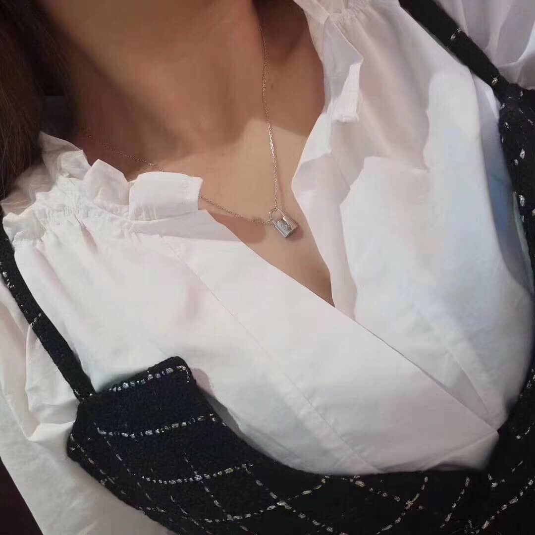 Wholesale L0vis Vvtt0n Logo Necklace