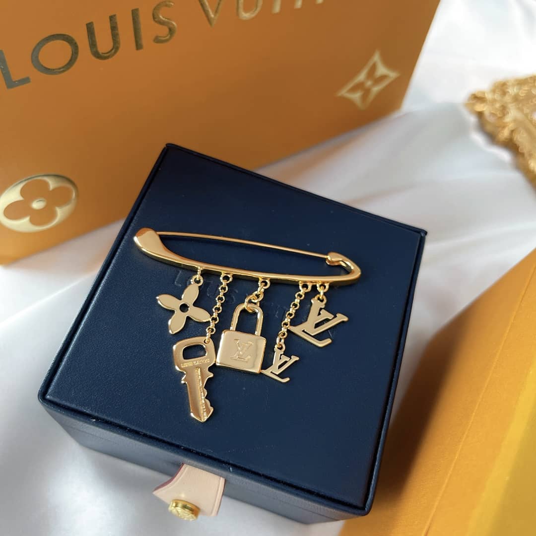 Wholesale L0vis Vvtt0n Logo Brooch