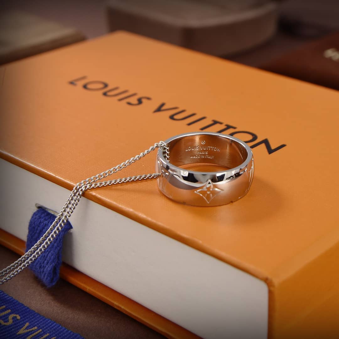 7 Star L0vis Vvtt0n Necklace