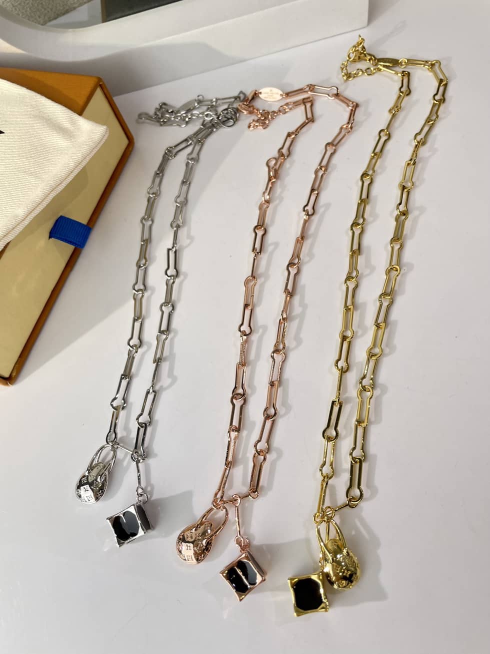 L0vis Vvtt0n Necklace For Sale