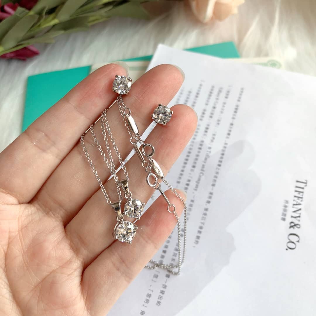 T*f*ny Necklace For Sale