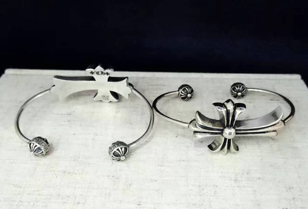 Knockoff Ch*0me He**ts Logo Bracelet