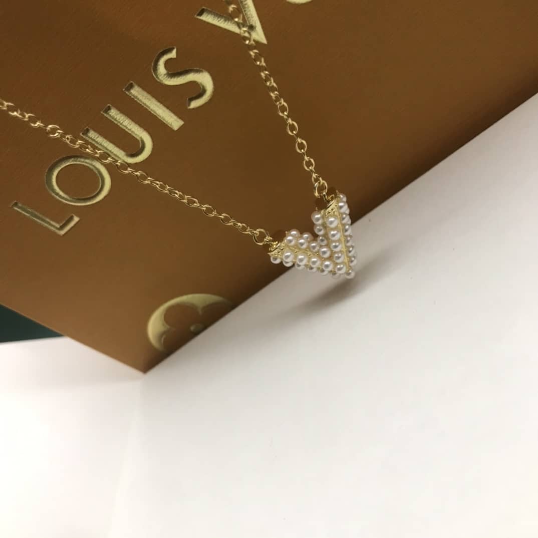 Wholesale L0vis Vvtt0n AAA+ Necklace