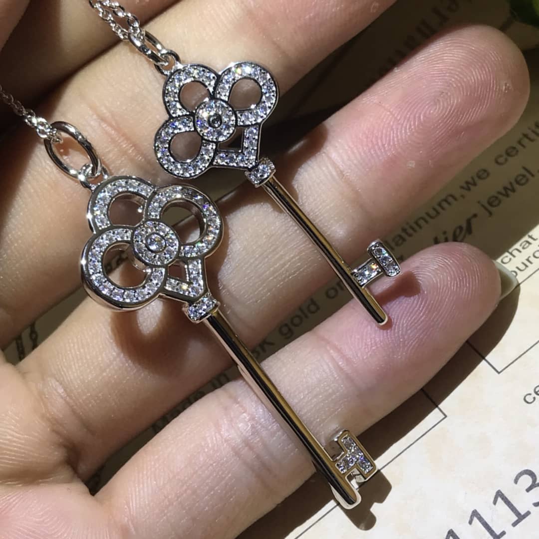 7 Star Ca*t1er Necklace