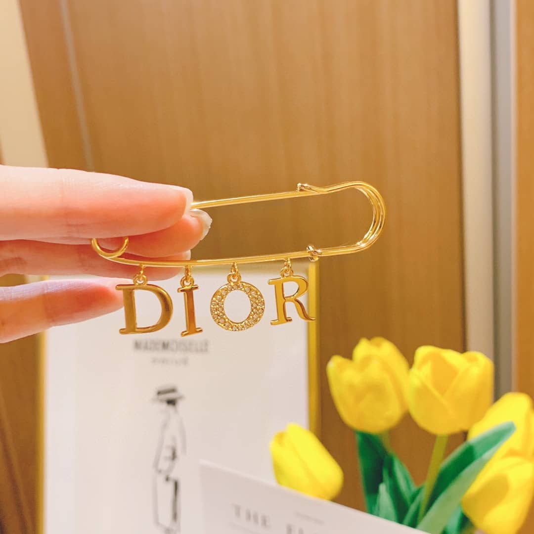 7 Star Chr1st1an D10r Brooch