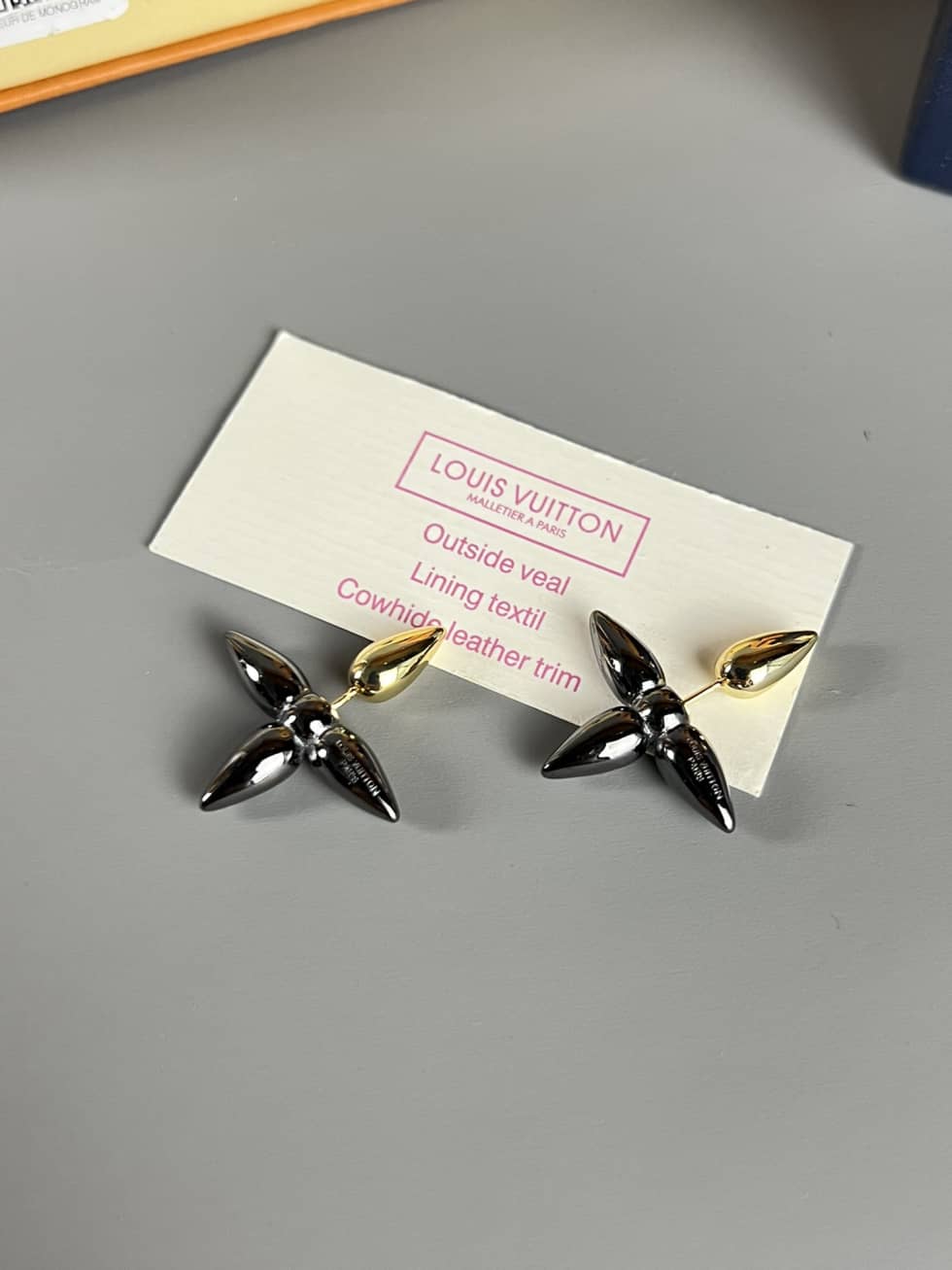 L0vis Vvtt0n Earring For Sale