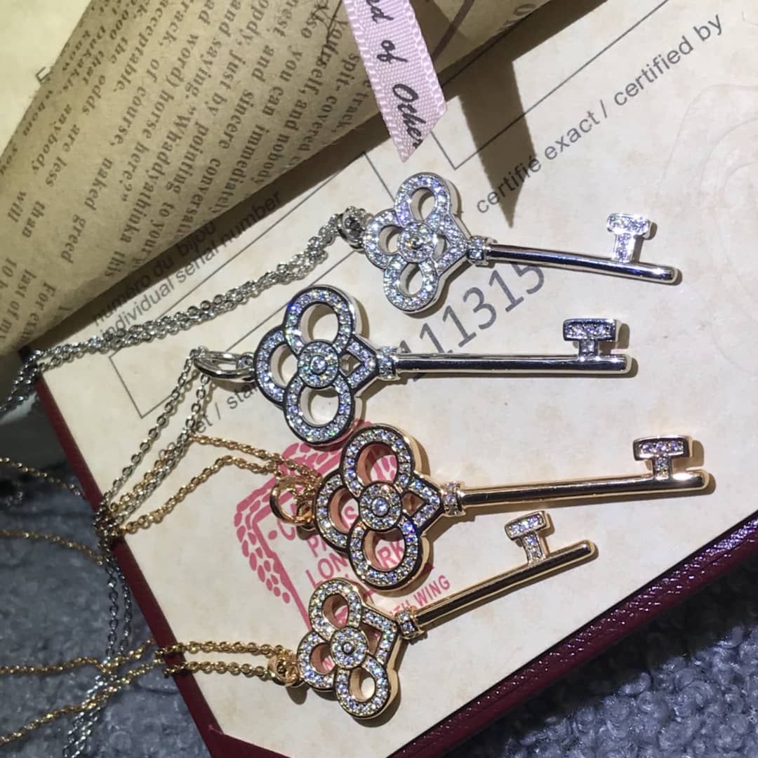 7 Star Ca*t1er Necklace