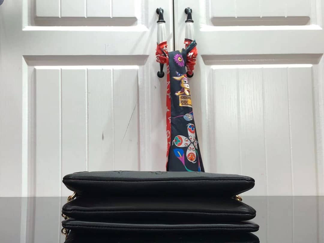 L0vis Vvtt0n Pochette Coussin Monogram Embossed Lambskin Chain Replica Bag Black