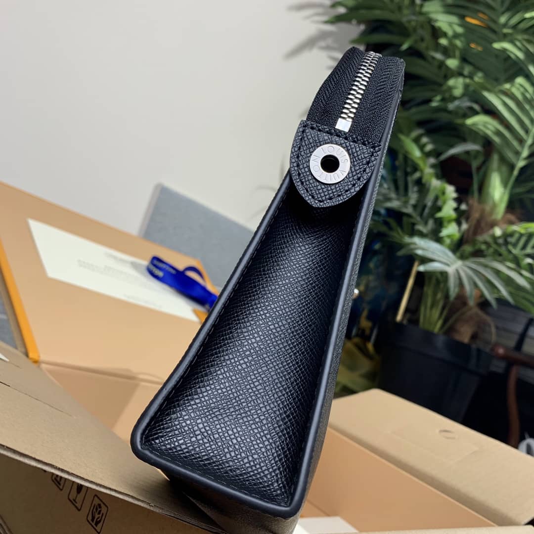 L0vis Vvtt0n Pochette Voyage Taiga Leather Replica Bag M30450