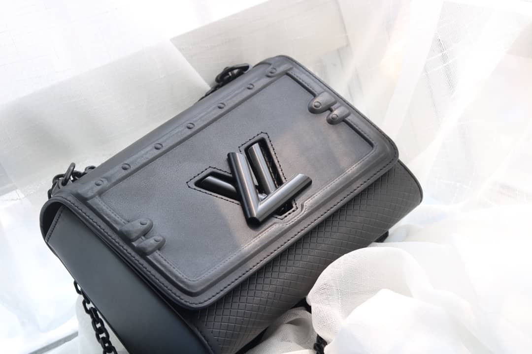 L0vis Vvtt0n Twist Epi Handbag Replica Black M50320