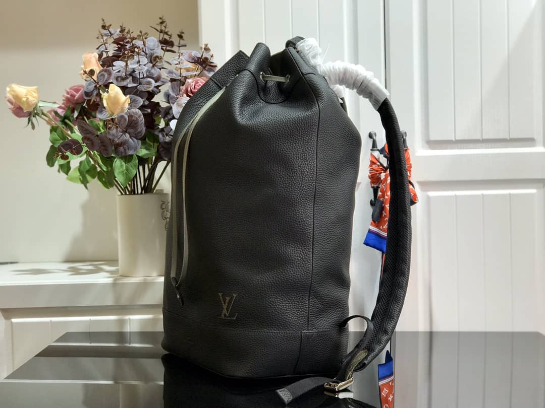 L0vis Vvtt0n Noe Replica Backpack Black Taurillon Leather M55171