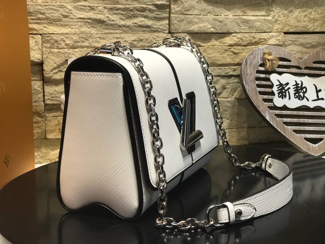 L0vis Vvtt0n AAA Replica Chain Shoulder Bag White