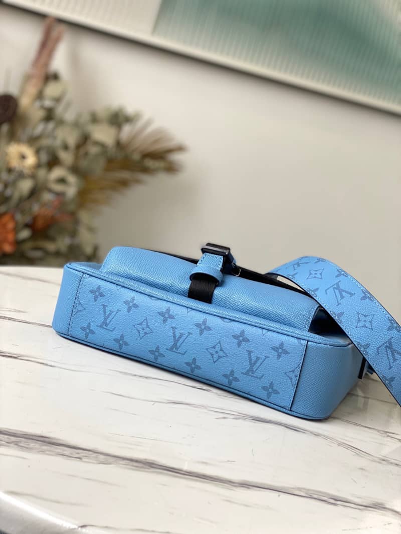 L0vis Vvtt0n Monogram Flap Leather Small Messenger Bag Replica Blue M30745