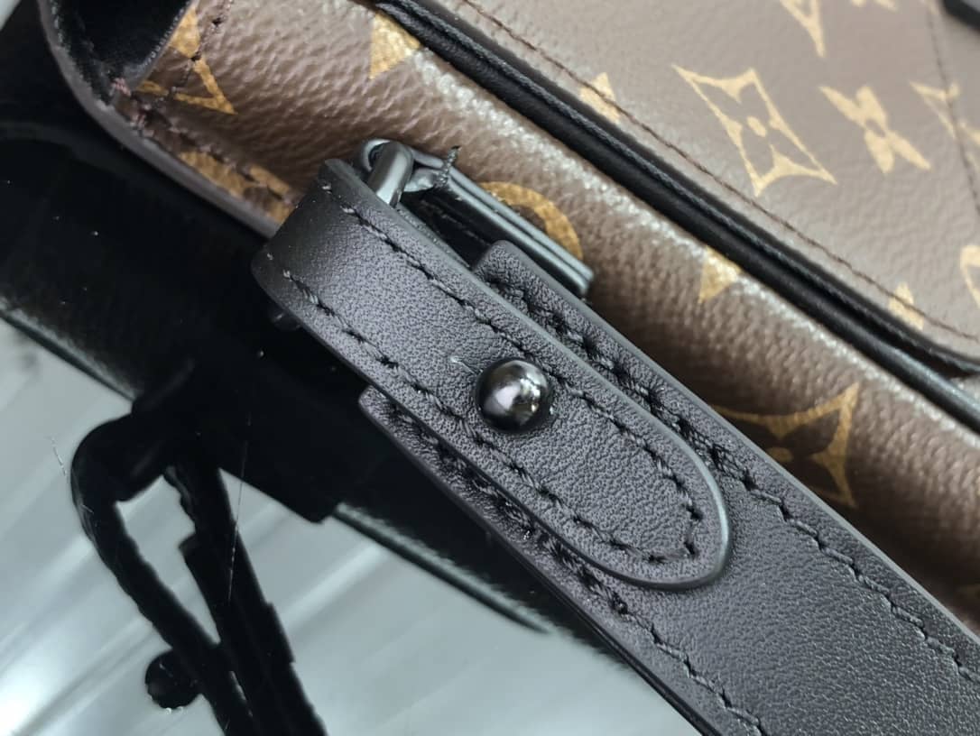 L0vis Vvtt0n Monogram Key S Lock A4 Pouch Replica M80560