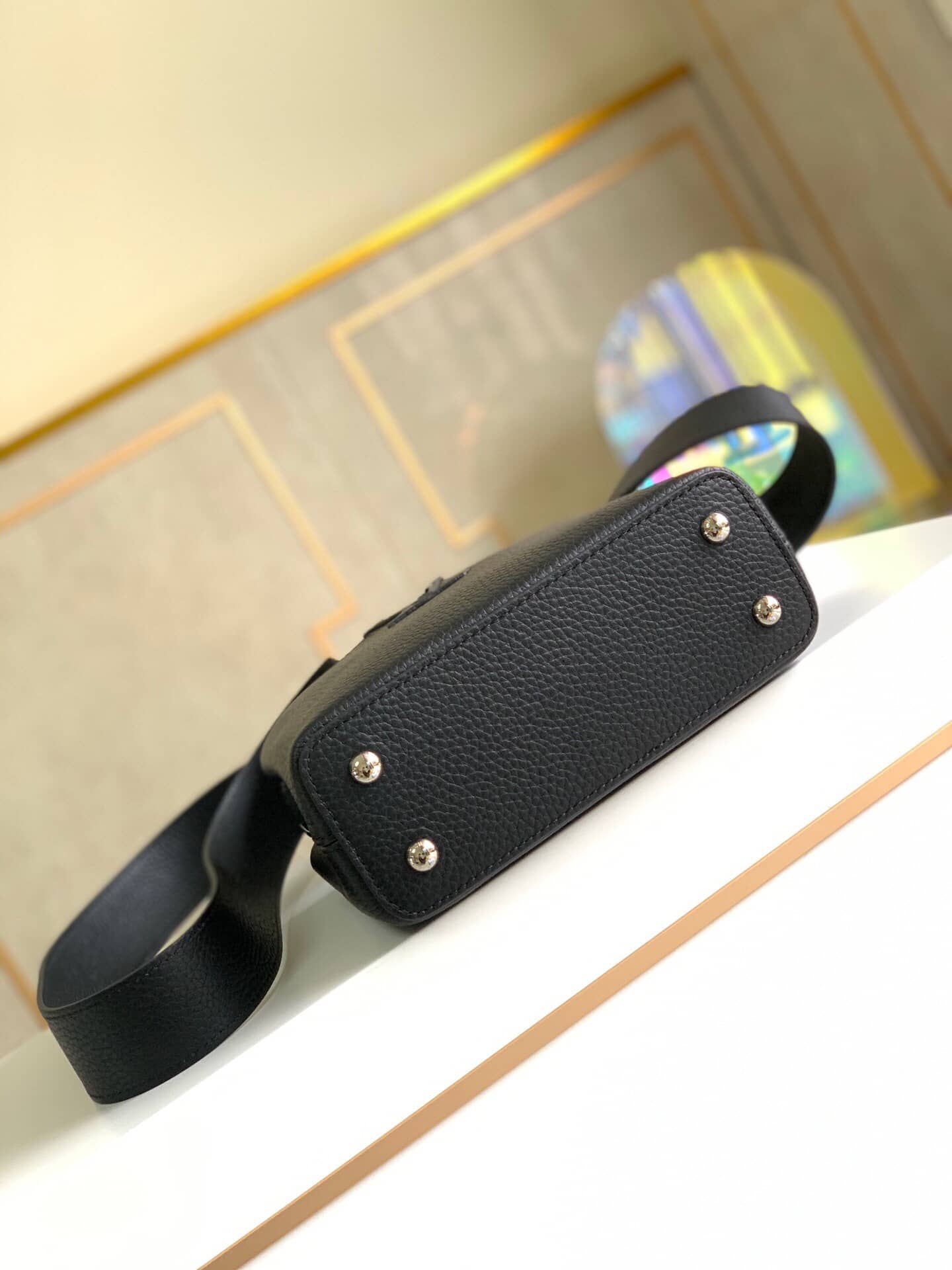 L0vis Vvtt0n Taurillon Leather Capucines Mini Replica Bag Black M55985