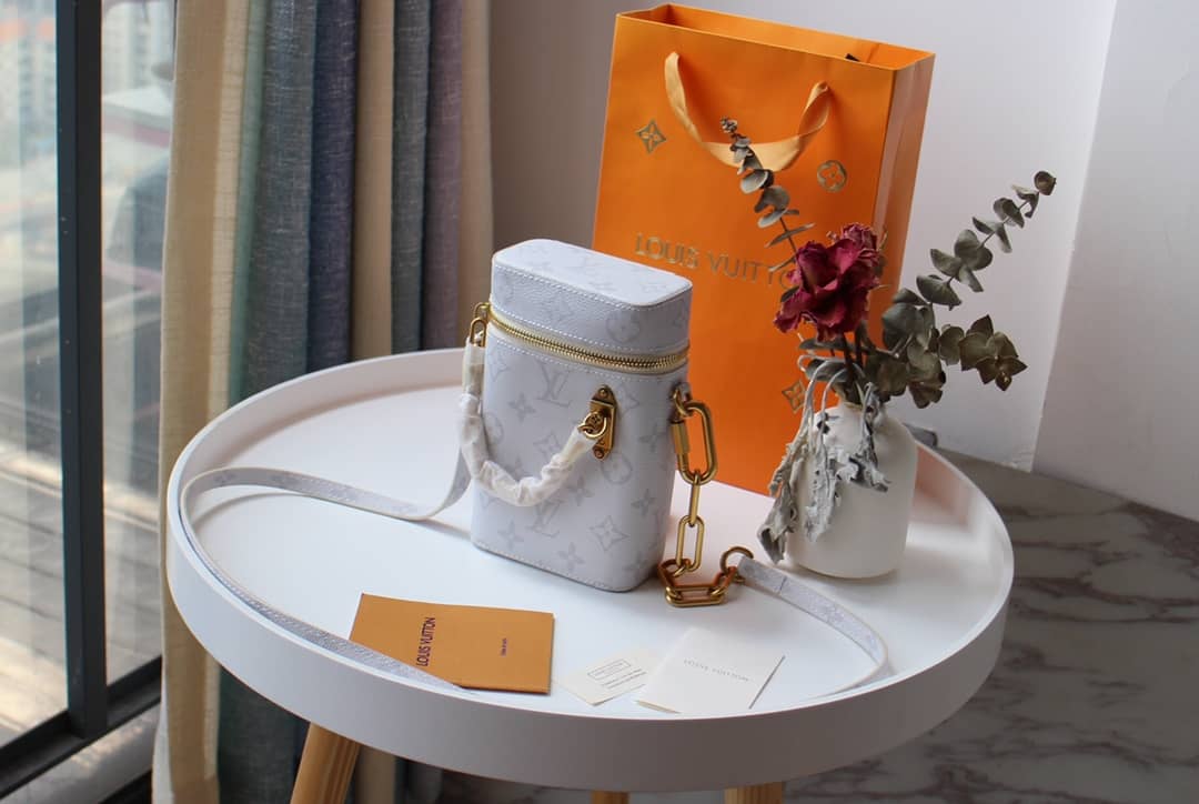 L0vis Vvtt0n Epi Leather Chalk Nano Replica Bucket Bag M61112