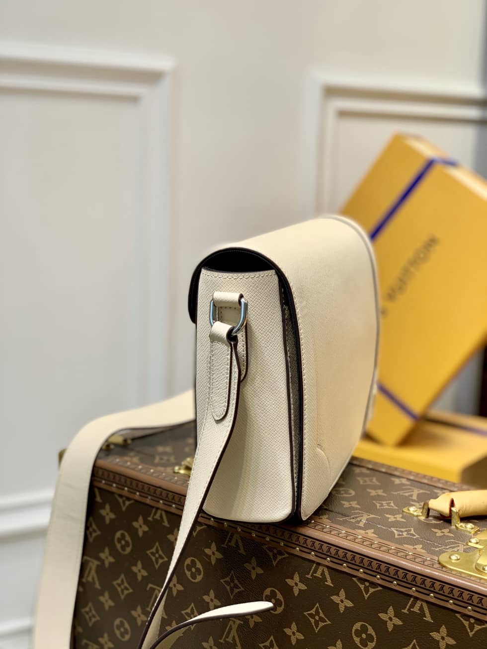 L0vis Vvtt0n New Flap Taiga Noir M30807 Replica Messenger Bag