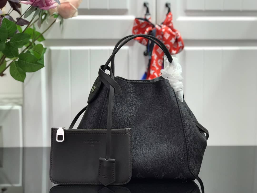 L0vis Vvtt0n Mahina Hina PM Leather Tote Replica Black M54353