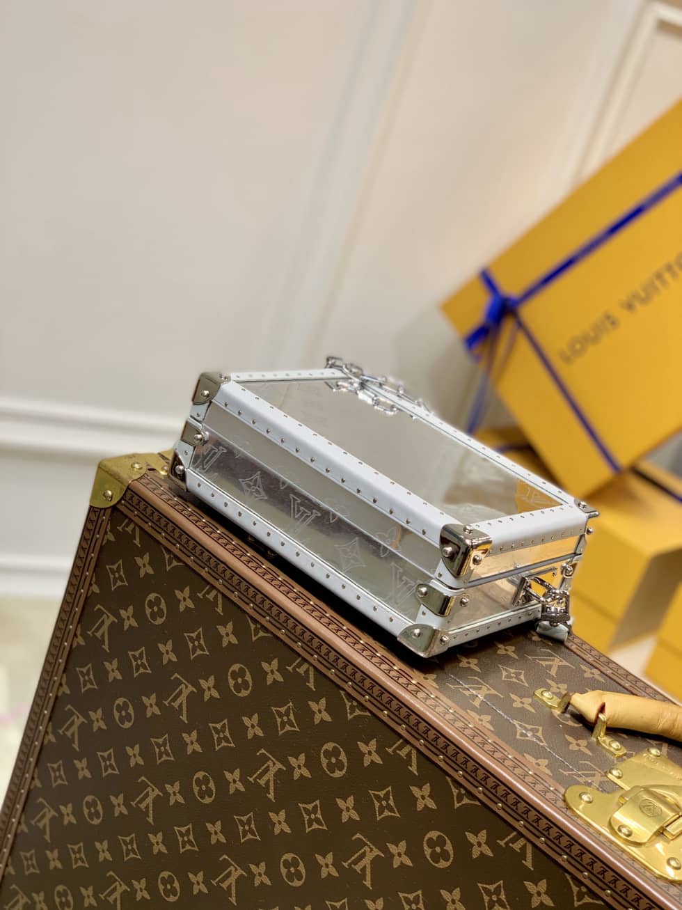 L0vis Vvtt0n Clutch Box Bag White M20230 Replica Messenger Bag