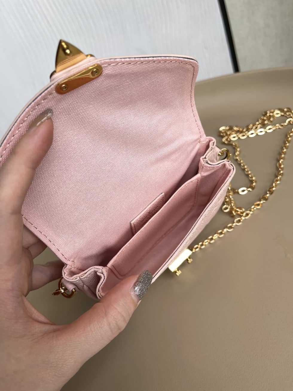 L0vis Vvtt0n Micro Métis Monogram Empreinte Leather 2WAY Chain M81389 Replica Crossbody Bag