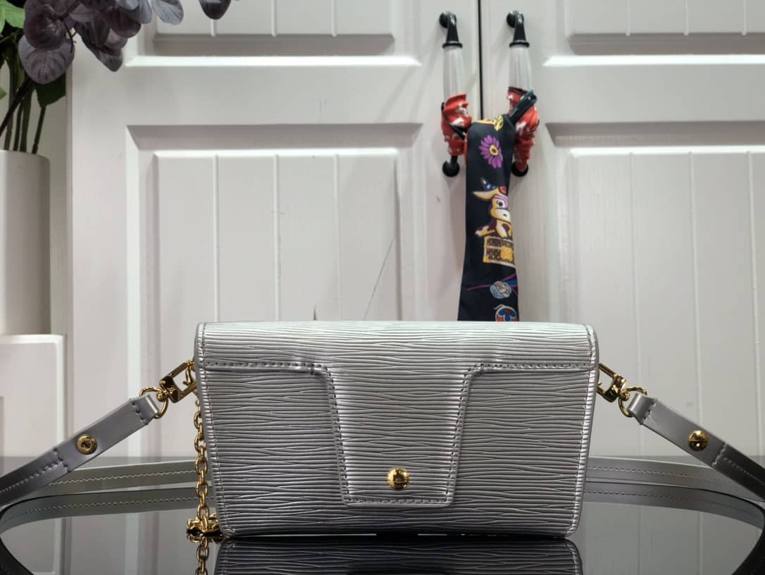 L0vis Vvtt0n Epi Leather Padlock On Strap Replica Bag Silver M80819