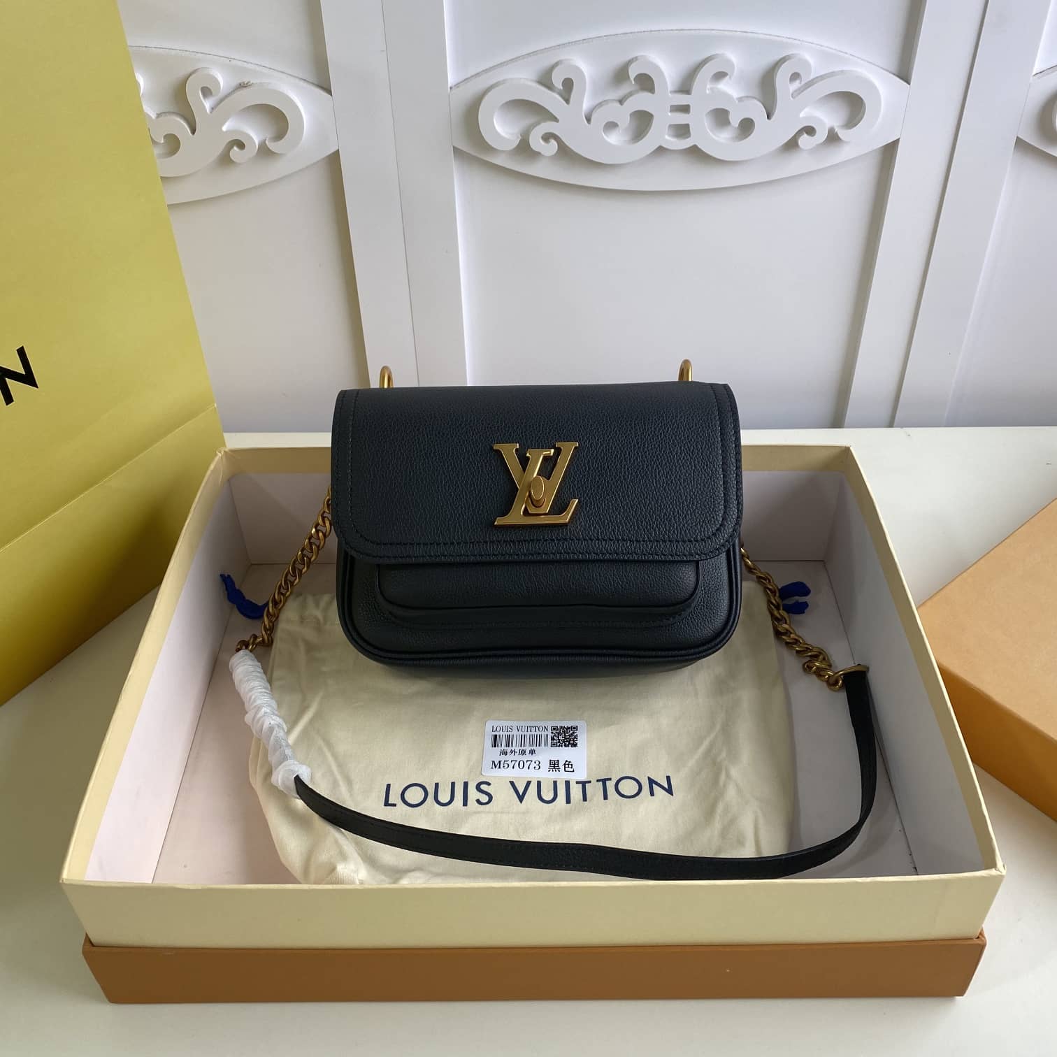 L0vis Vvtt0n Lockme Chain PM Replica Handbag Black M57073