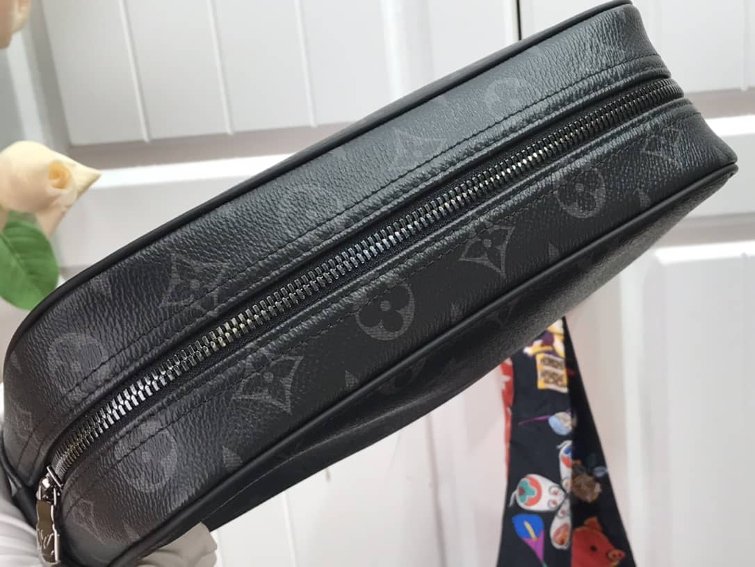 L0vis Vvtt0n Monogram Eclipse Toiletry Pouch M43383