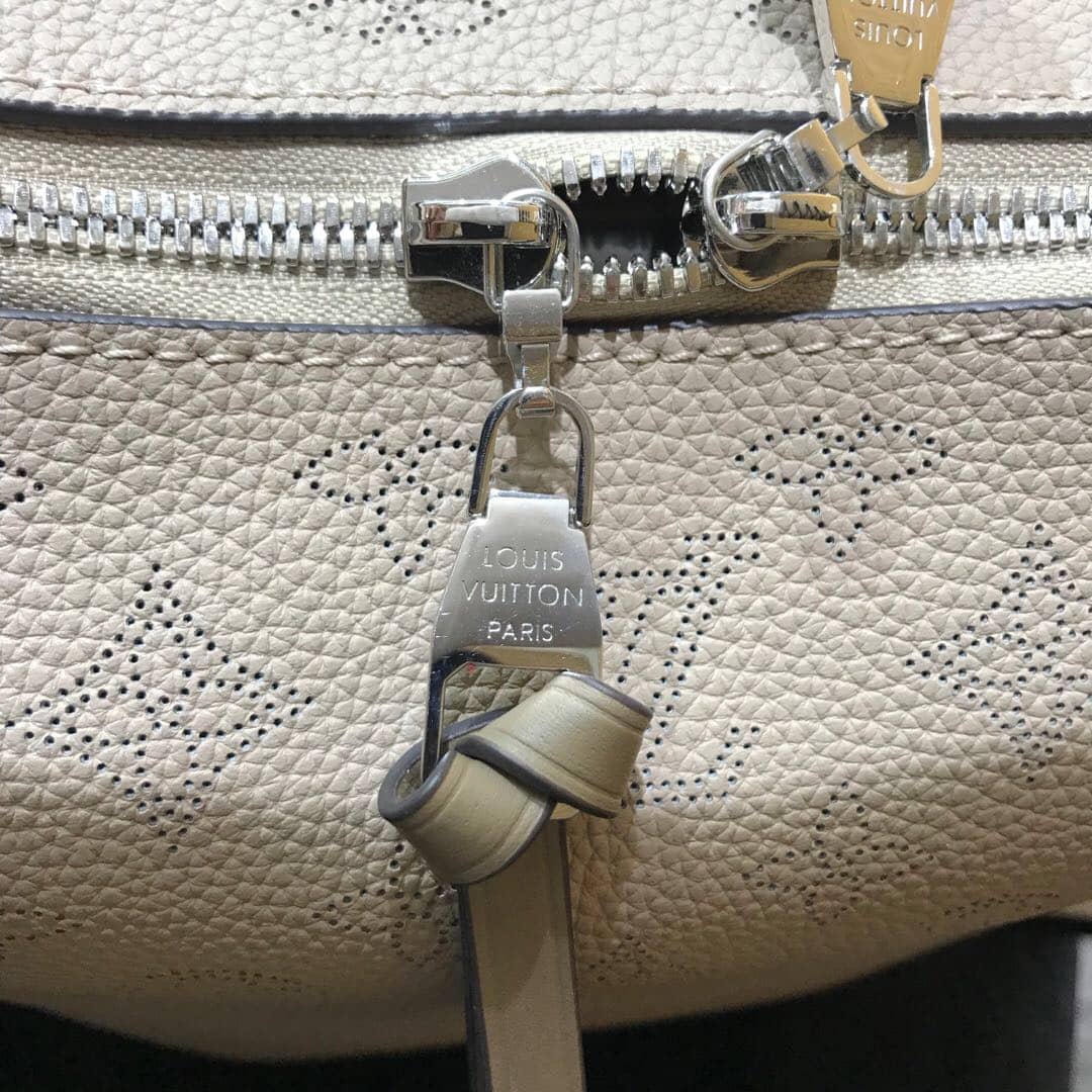 L0vis Vvtt0n Beaubourg Hobo MM Mahina Leather Replica Beige M56073