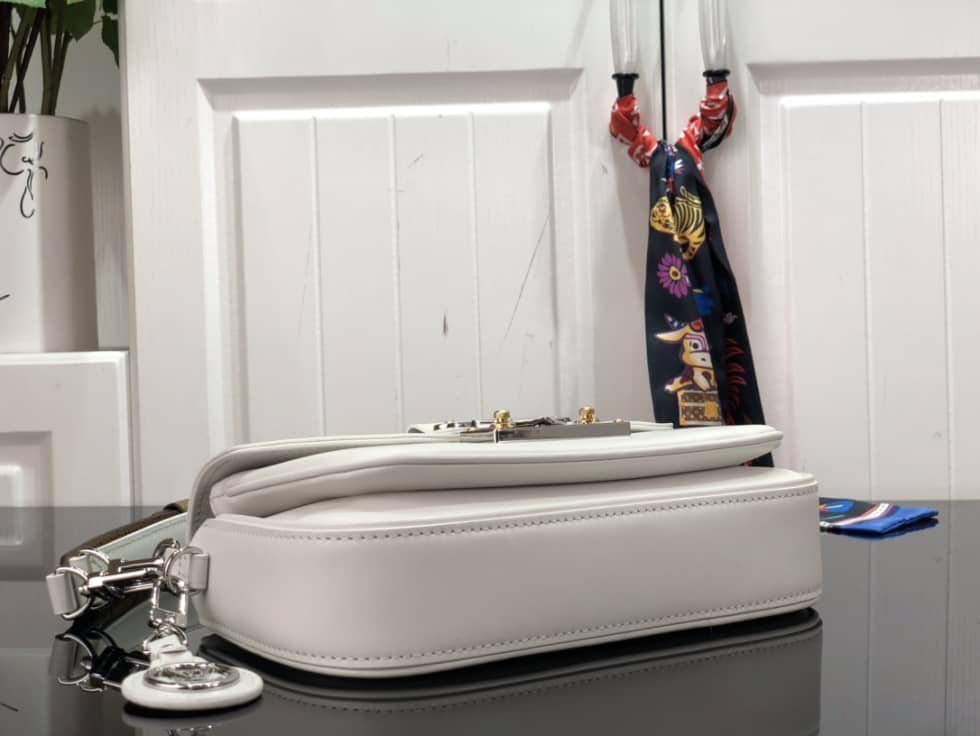 L0vis Vvtt0n Swing Handbag White M20393 Replica Shoulder Bag