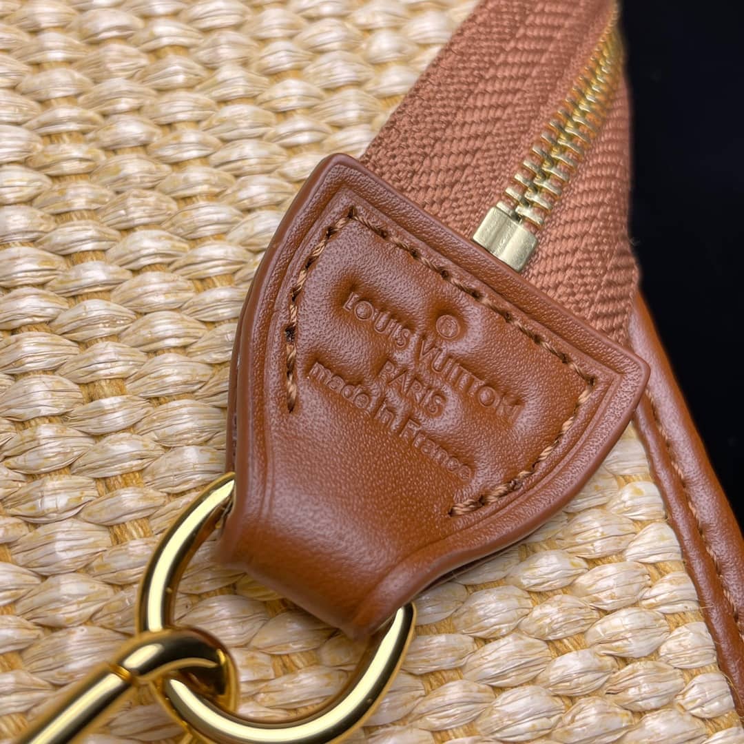 L0vis Vvtt0n Toiletry Pouch on Chain Circle Logo M81366 Replica