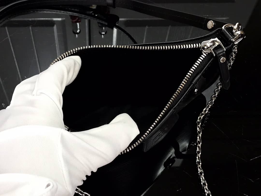 L0vis Vvtt0n Epi Easy Pouch On Strap Replica Bag Black M80471