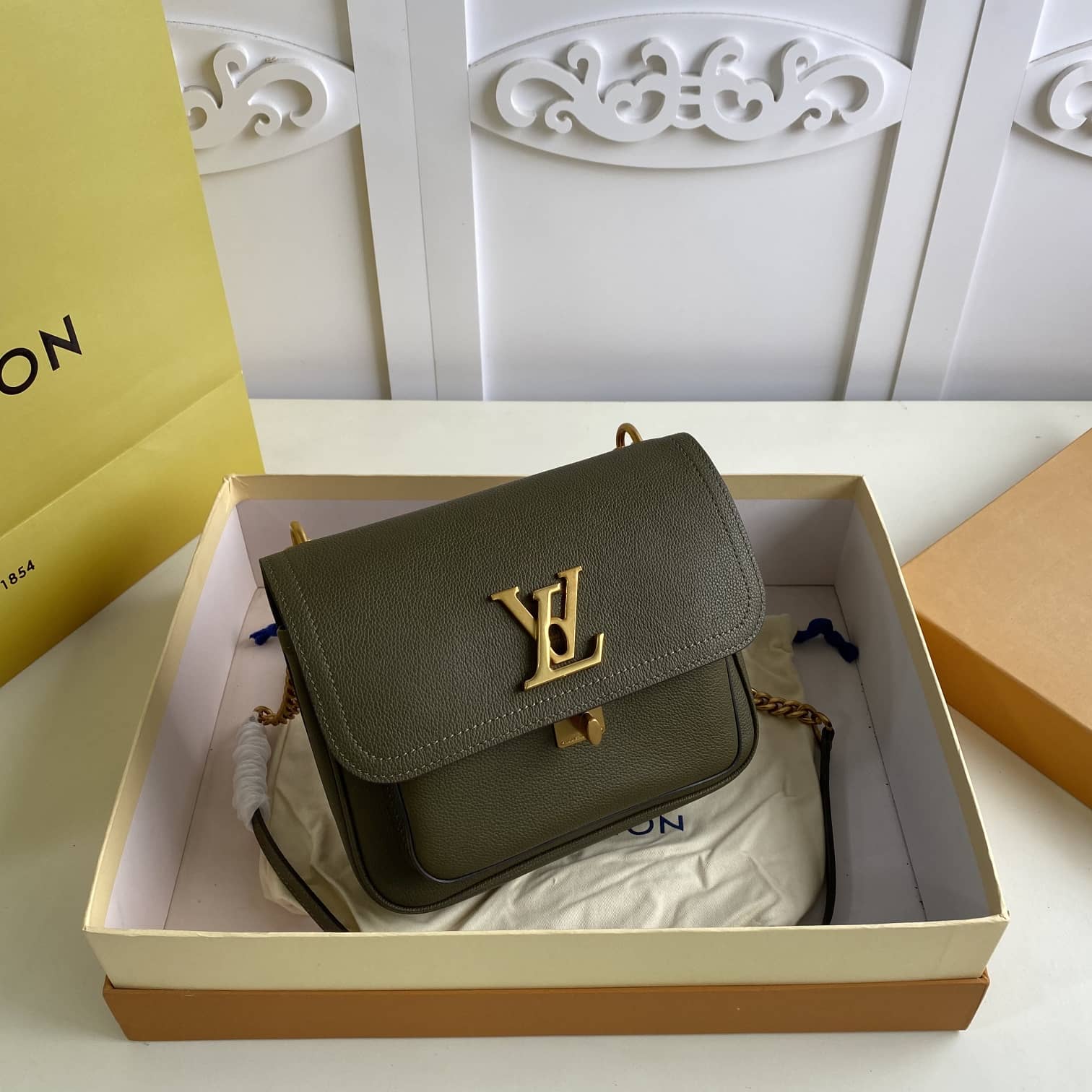 L0vis Vvtt0n Lockme Chain PM Replica Bag Green M57073