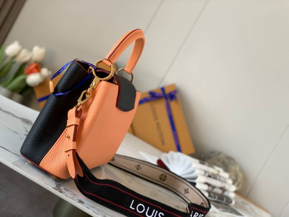 L0vis Vvtt0n Capucines BB Black M58608 Replica Crossbody Bag