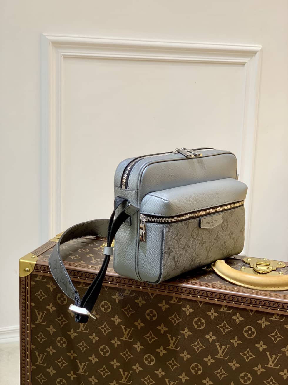 L0vis Vvtt0n Outdoor Thai Garama Silver M30830 Replica Messenger Bag