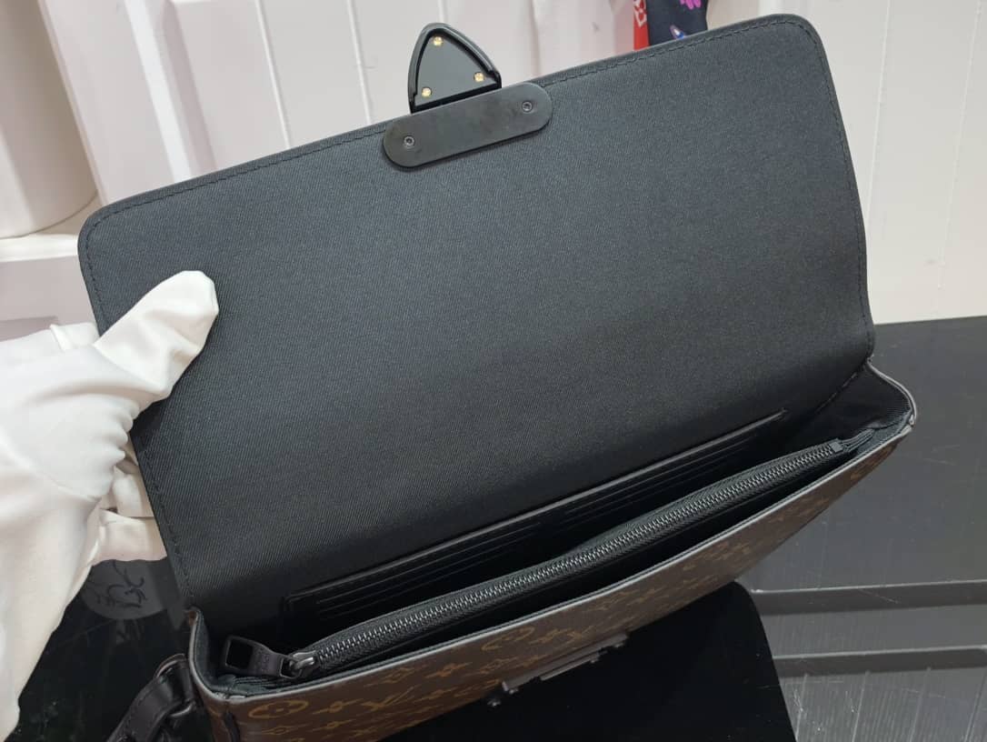 L0vis Vvtt0n Monogram Key S Lock A4 Pouch Replica M80560