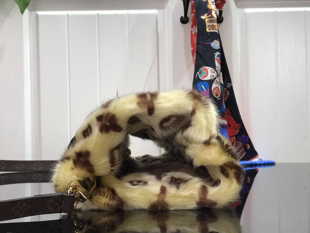 L0vis Vvtt0n In The Winter Muff Replica Bag M76094