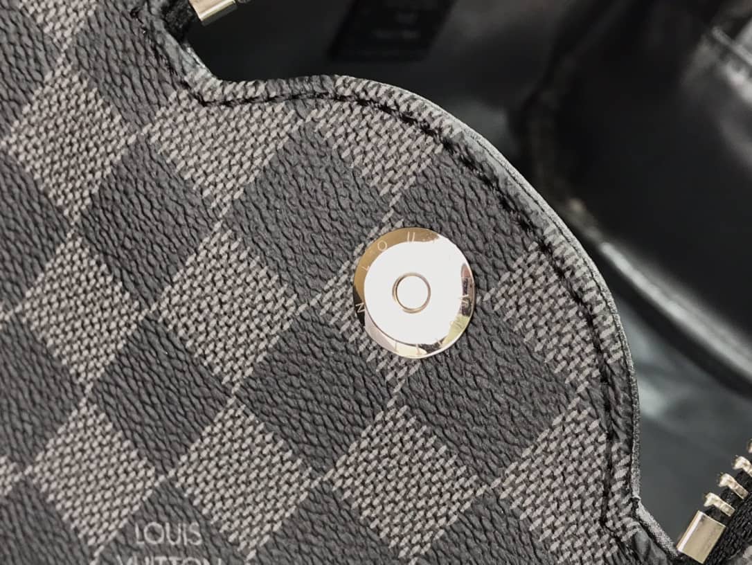 L0vis Vvtt0n King Size Toiletry Bag Replica Black M47528