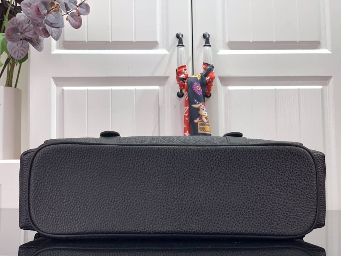 L0vis Vvtt0n Trunk Taurillon Leather Messenger Bag Replica Black M58494