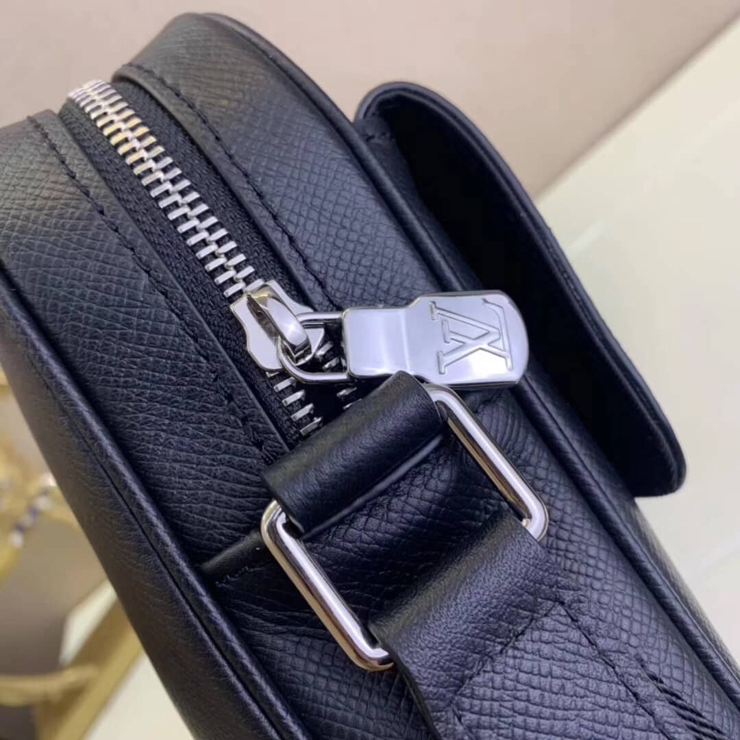 L0vis Vvtt0n Taiga Alex Leather Messenger Bag Replica M30260